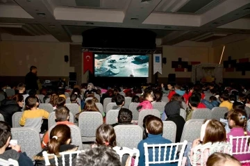 Kuşadası’nda depremzede çocuklar için sinema etkinliği düzenlendi
