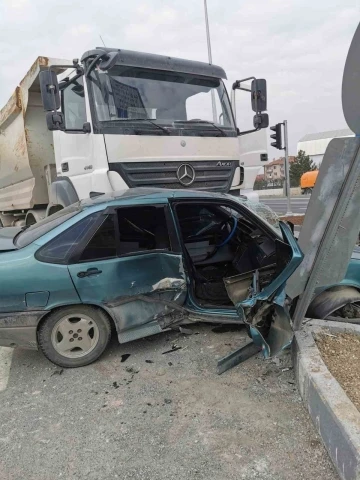 Kütahya’da kamyon ile otomobil çarpıştı: 2 yaralı
