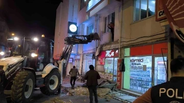 Kutlama yapılan CHP ilçe binasının balkonu çöktü: 3’ü ağır 8 yaralı

