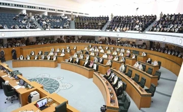 Kuveyt Emiri es-Sabah, anayasayı ihlal etmekle suçladığı parlamentoyu feshetti
