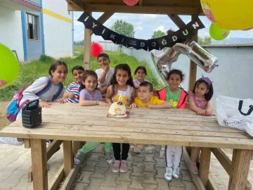 KYK yurdunda yaşayan depremzede çocuğa sürpriz doğum günü kutlaması
