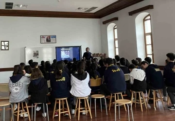 Lise öğrencilerine üniversiteden ‘Türk Ebrusu’ sunumu yapıldı
