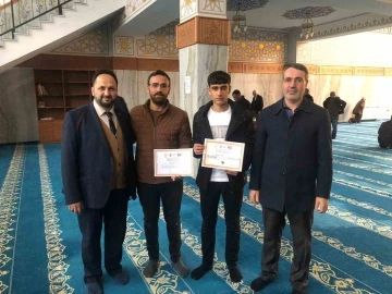 Lise öğrencisi Kur’an-ı Kerimi okuma yarışmasında Diyarbakır 3.’sü oldu
