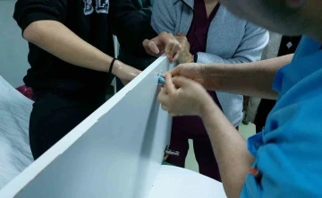 Lise öğrencisi parmağının sıkıştığı dolap kapağıyla hastaneye kaldırıldı