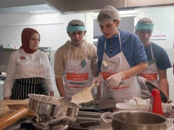 Liseli öğrenciler mutfakta hünerlerini sergilemek için yarışıyor

