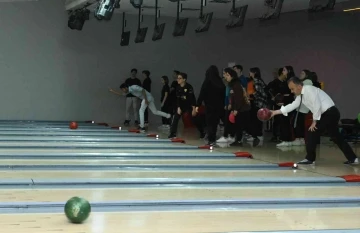 Bursa'da liseliler bowlingle stres atıyor
