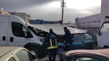Bursa'da uçan fabrika çatısı yediemin otoparkındaki araçlara zarar verdi