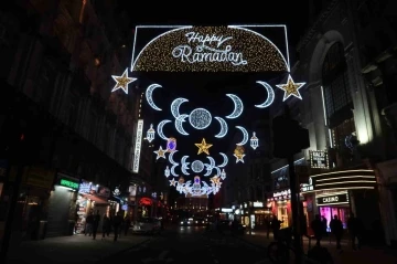 Londra’da Ramazan ışıkları caddeyi aydınlattı
