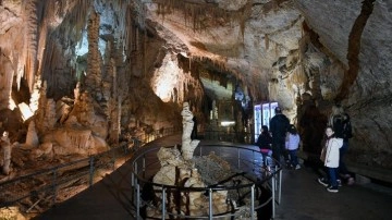 Lübnan'da milyonlarca yıllık sarkıtlara ve yer altı nehrine sahip mağara masal diyarını andırıy