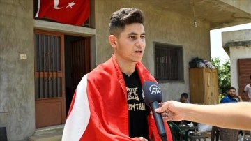 Lübnanlı Türkmen sporcu Beyrut’ta kazandığı muaythai turnuvasını Türk bayrağı açarak kutladı
