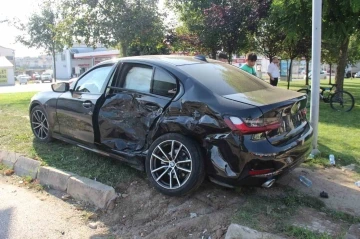 Lüks otomobil ile hafif ticari araç çarpıştı: 3 yaralı
