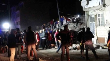Malatya’da 3 katlı ağır hasarlı bina çöktü: 1 kişi öldü
