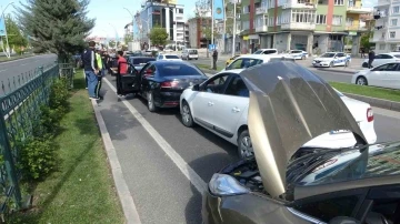 Malatya’da 5 araç birbirine girdi trafik kilitlendi
