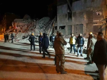 Malatya’da ağır hasarlı 4 katlı bina çöktü
