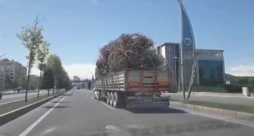 Malatya’da demir yüklü kamyonun tehlikeli yolculuğu
