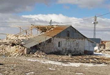 Malatya’da fırtına evlerin çatısını uçurdu

