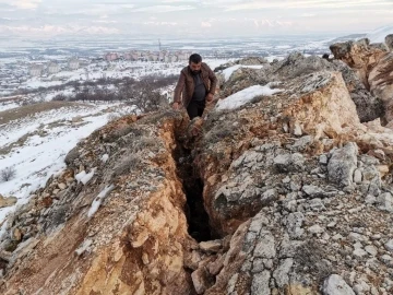 Malatya’da  deprem dağı ikiye böldü