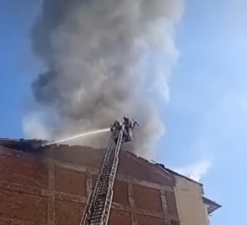 Malatya’daki çatı yangınında alevler göğe yükseldi
