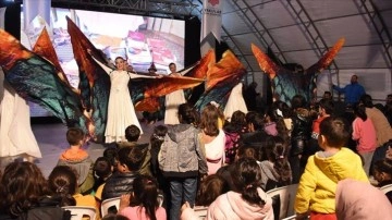 Malatya'da depremzede çocuklara "Tutar mısın Elimi" adlı oyun sergilendi
