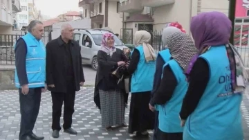 Malatyalı depremzede aileye Kayseri’deki yeni evlerinde çiçekli karşılama
