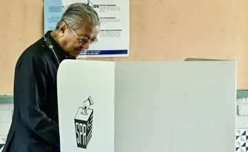 Malezya'da  53 yıl sonra 97 yaşında seçim kaybeden Başkan!