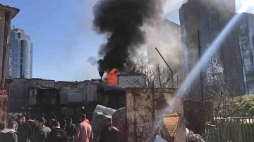 Maltepe’de geri dönüşüm tesisinde yangın: Konteynerler alev alev yandı
