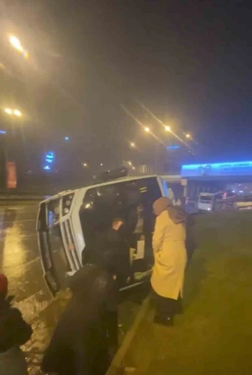 Maltepe’de minibüs yan yattı, vatandaşlar yardıma koştu
