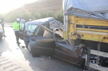 Manisa’da kamyonet tıra arkadan çarptı: 3 ölü, 1 ağır yaralı
