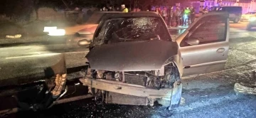 Manisa’da traktör ile otomobil çarpıştı: 4 yaralı
