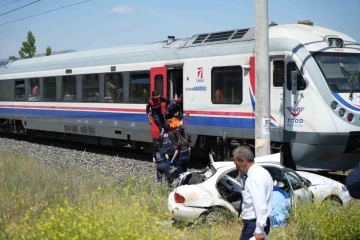 Manisa’da tren otomobile çarptı: 1 ölü
