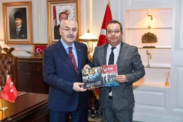 Manisalı Ali Bey kitabı Adana’da okullara armağan edildi
