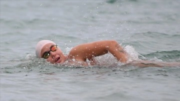 Manş Denizi'ni yüzerek en hızlı geçen Türk kadını 
