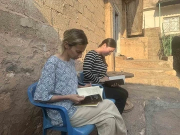 Mardin’de iki kız kardeşin okuma azmi engel tanımıyor

