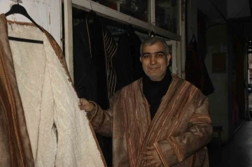 Mardin’de kürk ve deri kıyafetlere gençler de ilgi gösteriyor

