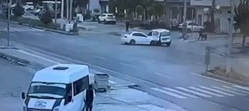 Mardin’de otomobil ile hafif ticari araç çarpıştı: 1’i ağır 3 yaralı
