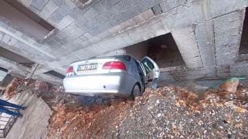 Mardin’de otomobil, istinat duvarı arasındaki boşluğa düştü
