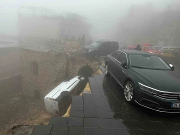 Mardin’de yağış sonrası yol çöktü: 2 araç hasar gördü
