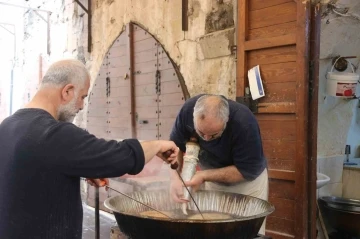 Mardinli tatlıcı, 90 yıllık aile geleneğini Ramazan’dan Ramazan’a sürdürüyor
