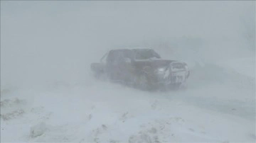 Marmara Adası'nda kar fırtınasında mahsur kalan araçlar kurtarıldı