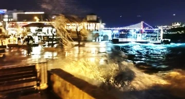 Marmara Denizi'nde fırtına: Dalgalar 2  metreye ulaştı, seferler iptal edildi