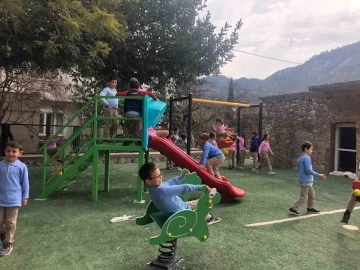 Marmaris Belediyesi okul bahçelerine çocuk parkı yapımını sürdürüyor