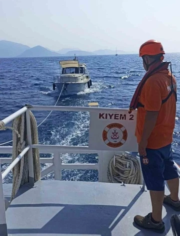 Marmaris Selimiye açıklarında arızalanan tekneyi KIYEM ekipleri kurtardı
