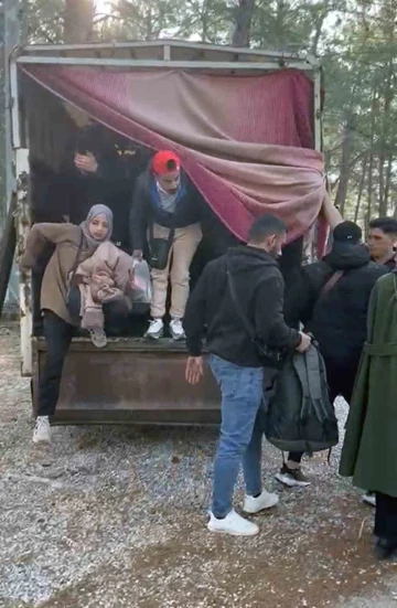 Marmaris’te bir kamyon düzensiz göçmen yakalandı
