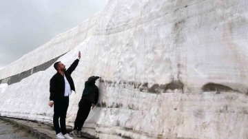 Mayıs ayında 5 metrelik kar kütleleri görenleri hayretler içerisinde bıraktı
