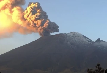 Meksika’da Popocatepetl Yanardağı’nda patlamalar ve kül yağışı sürüyor