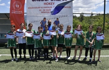 Menteşe Cumhuriyet Ortaokulu Küçük Kız Hokey takımı Türkiye dördüncüsü oldu
