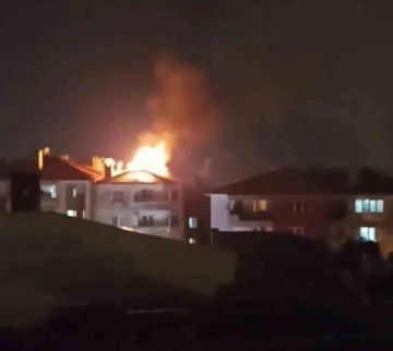 Menteşe’de evin çatısına yıldırım düştü, çatı alev alev yandı