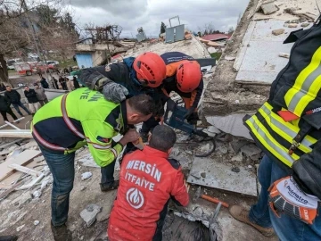 Mersin Büyükşehir Belediyesi ekipleri göçük altından 16 kişiyi kurtardı
