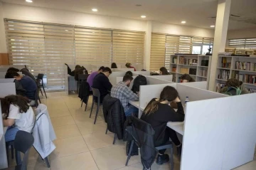 Mersin’de öğrenciler, sınava okuma salonlarında çalışıyor
