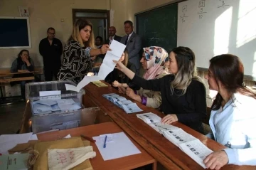 Mersin’de oy sayım işlemi devam ediyor
